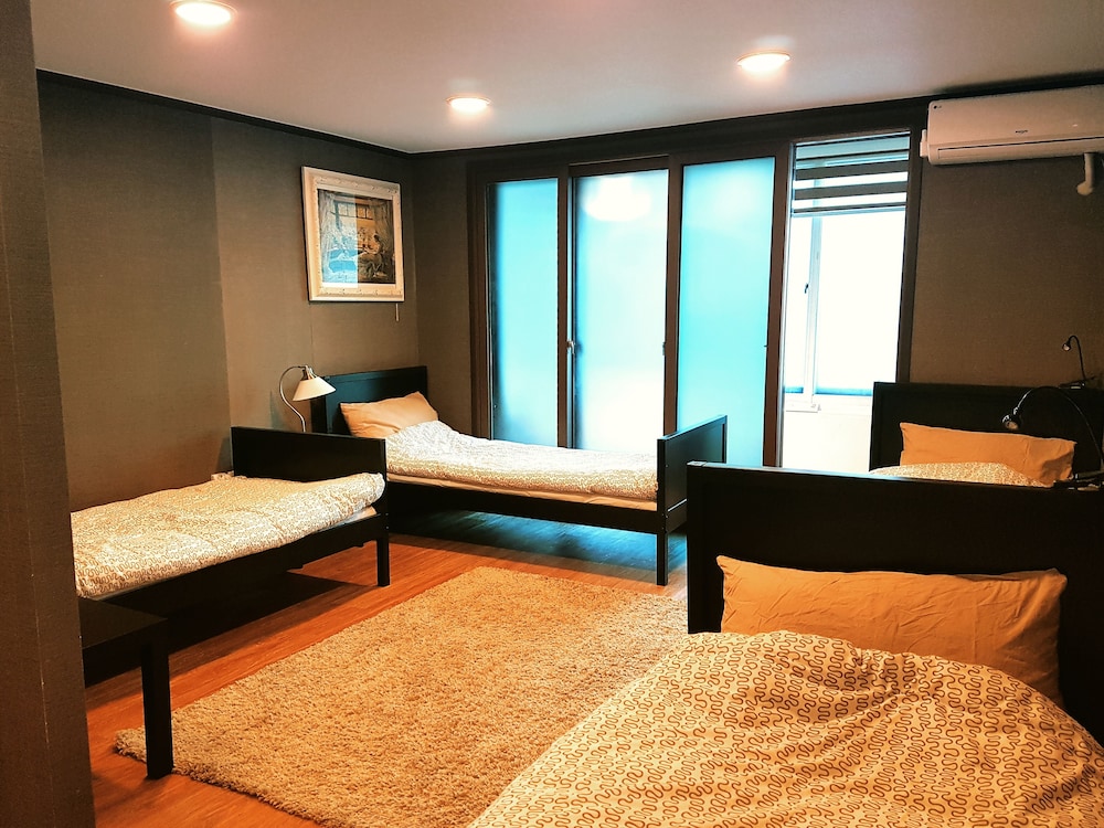 FEMALE DORM, FEMALE ONLY, BASIC, ROOM ASSIGNED ON ARRIVAL, MAIN BUILDING, ANNEX