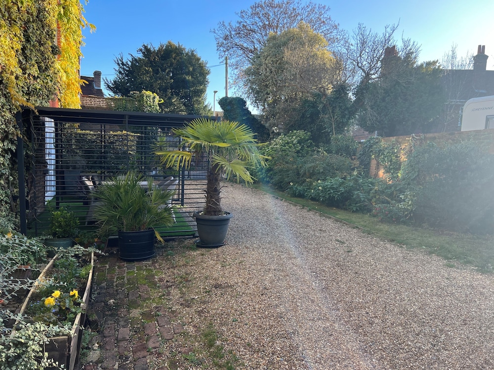 Harmondsworth Hall Guest House Heathrow 26/27