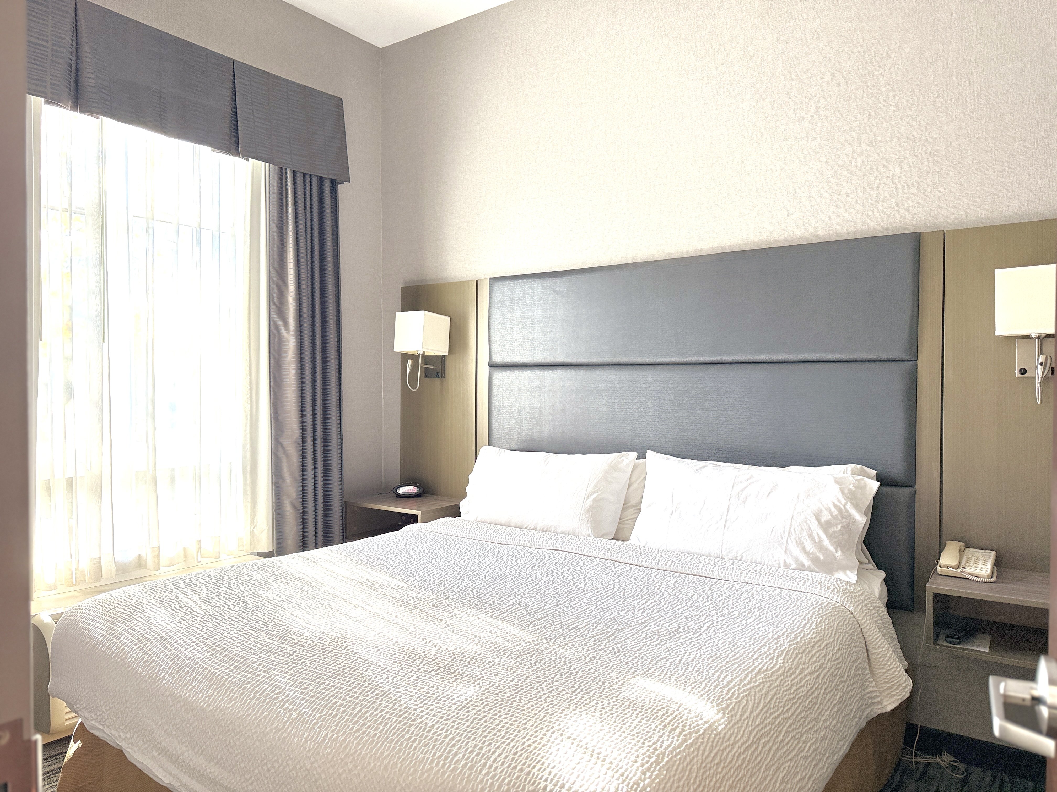 Holiday Inn Express Suites Riverport 24/76