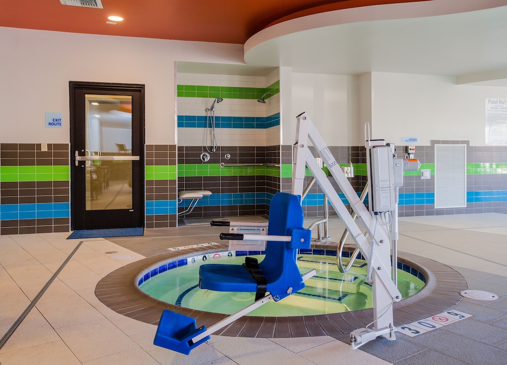 Holiday Inn Express Suites Eureka 50/56