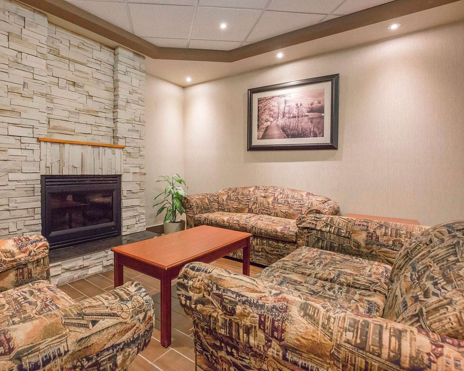 Comfort Inn & Suites Calgary University 8/15