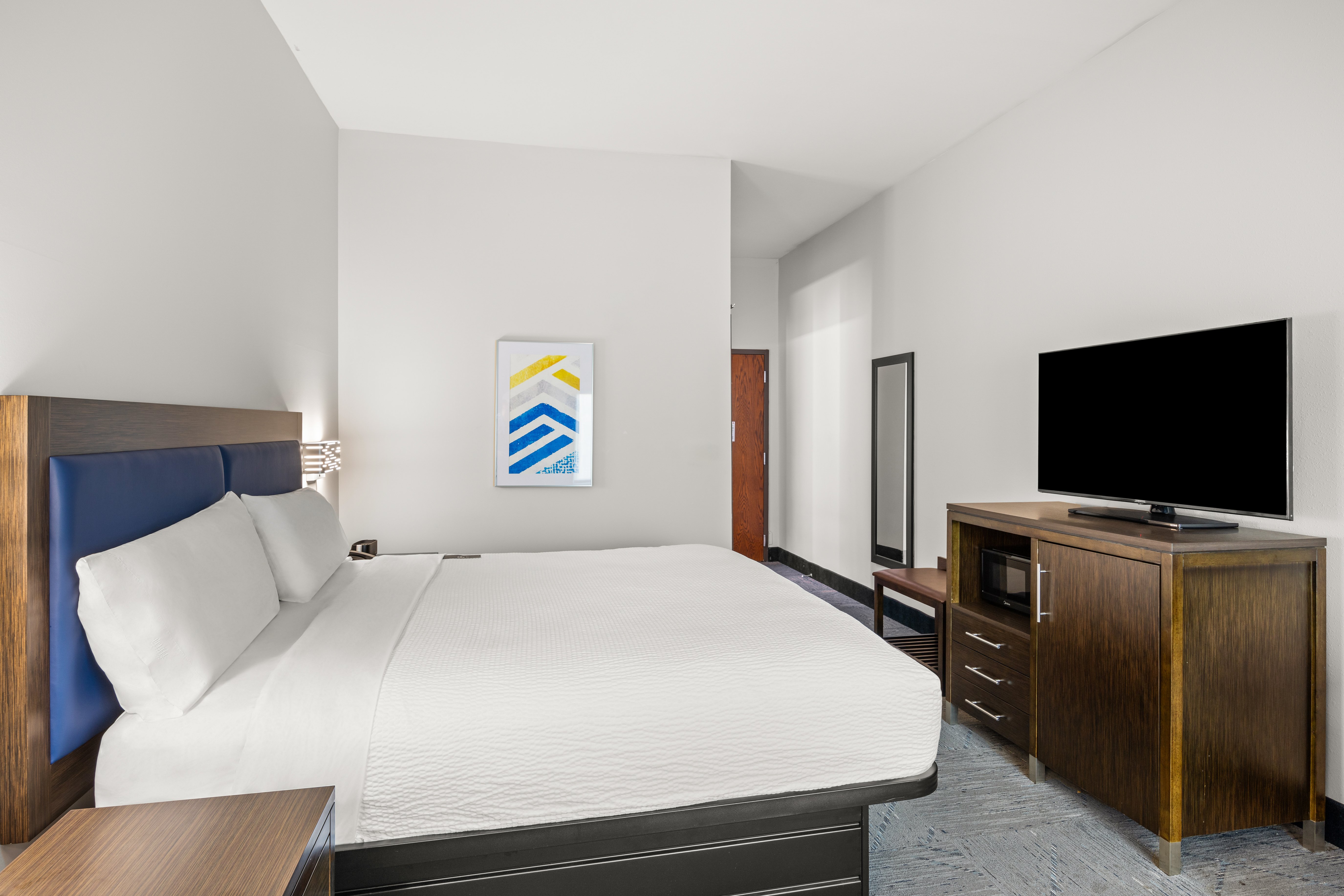 غرفة قياسية بسرير كينج، Holiday Inn Express Asheville Woodfin an IHG Hotel 4/10