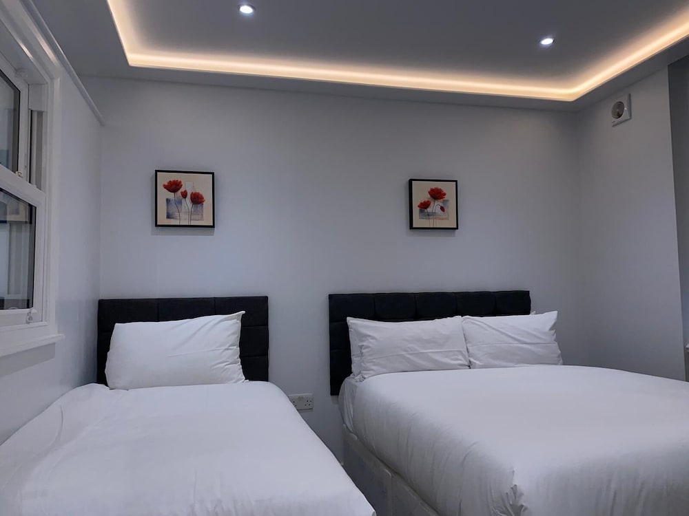HYDE PARK SUITES 14/55