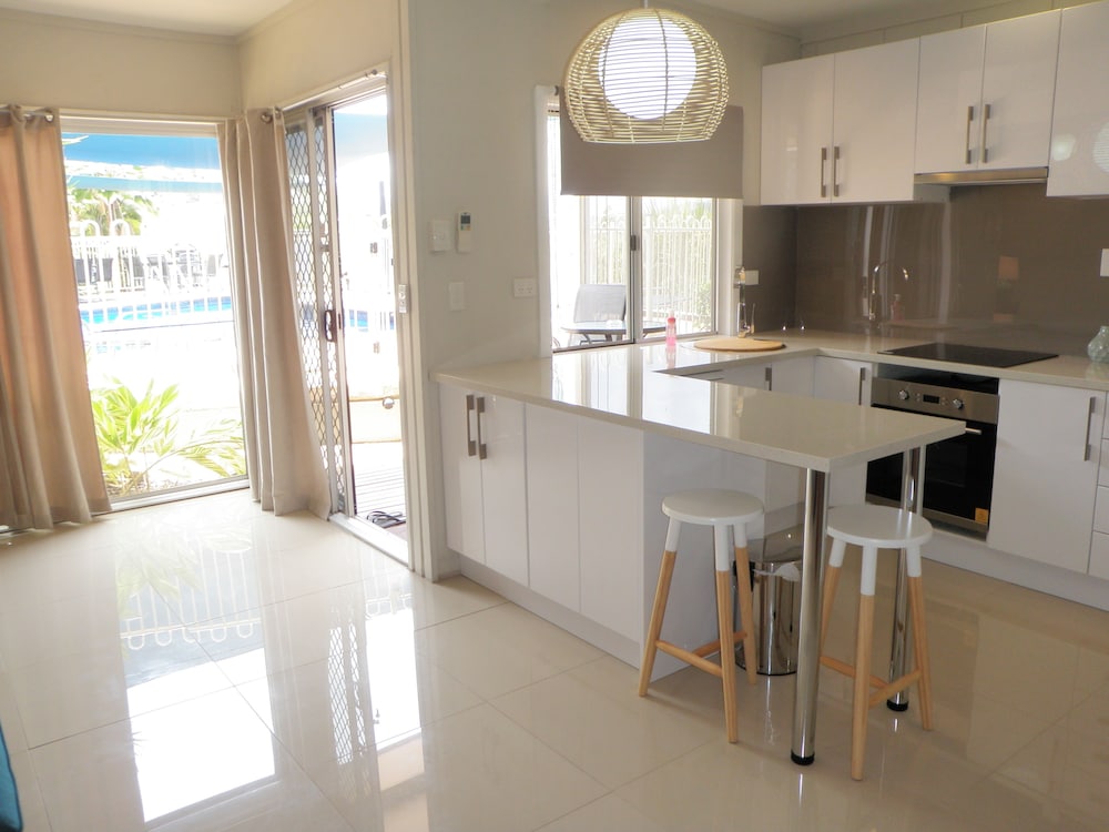 Airlie Apartments 62/78