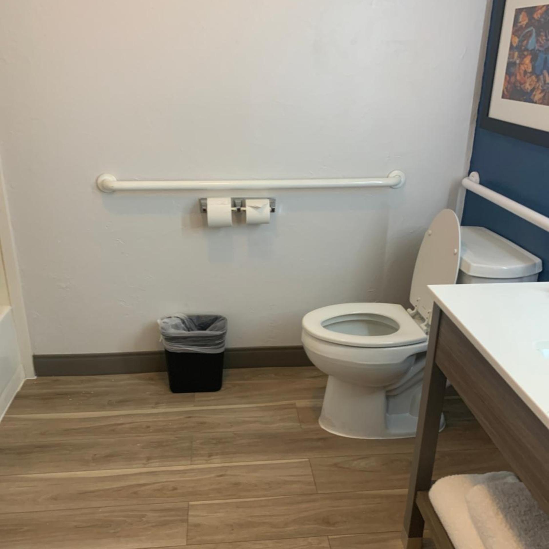 غرفة بسريرين كوين بحوض استحمام لذوي الإعاقة، La Quinta Inn & Suites by Wyndham OKC North - Quail Springs 10/10
