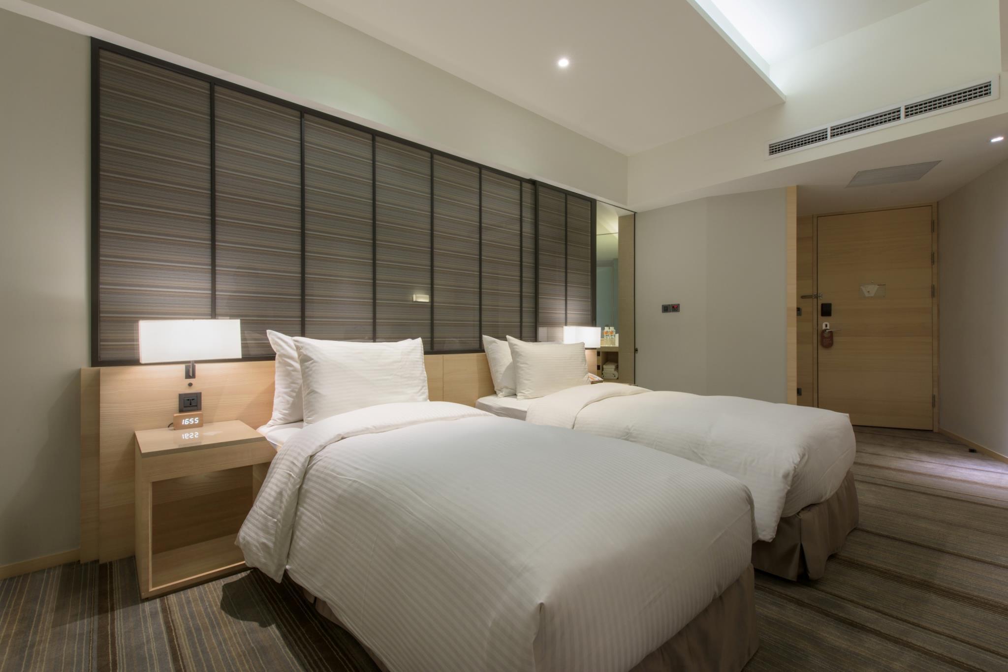 Standard, Twin Beds, No Window