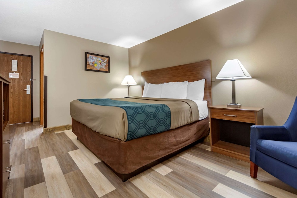 Econo Lodge Hays I-70 18/54