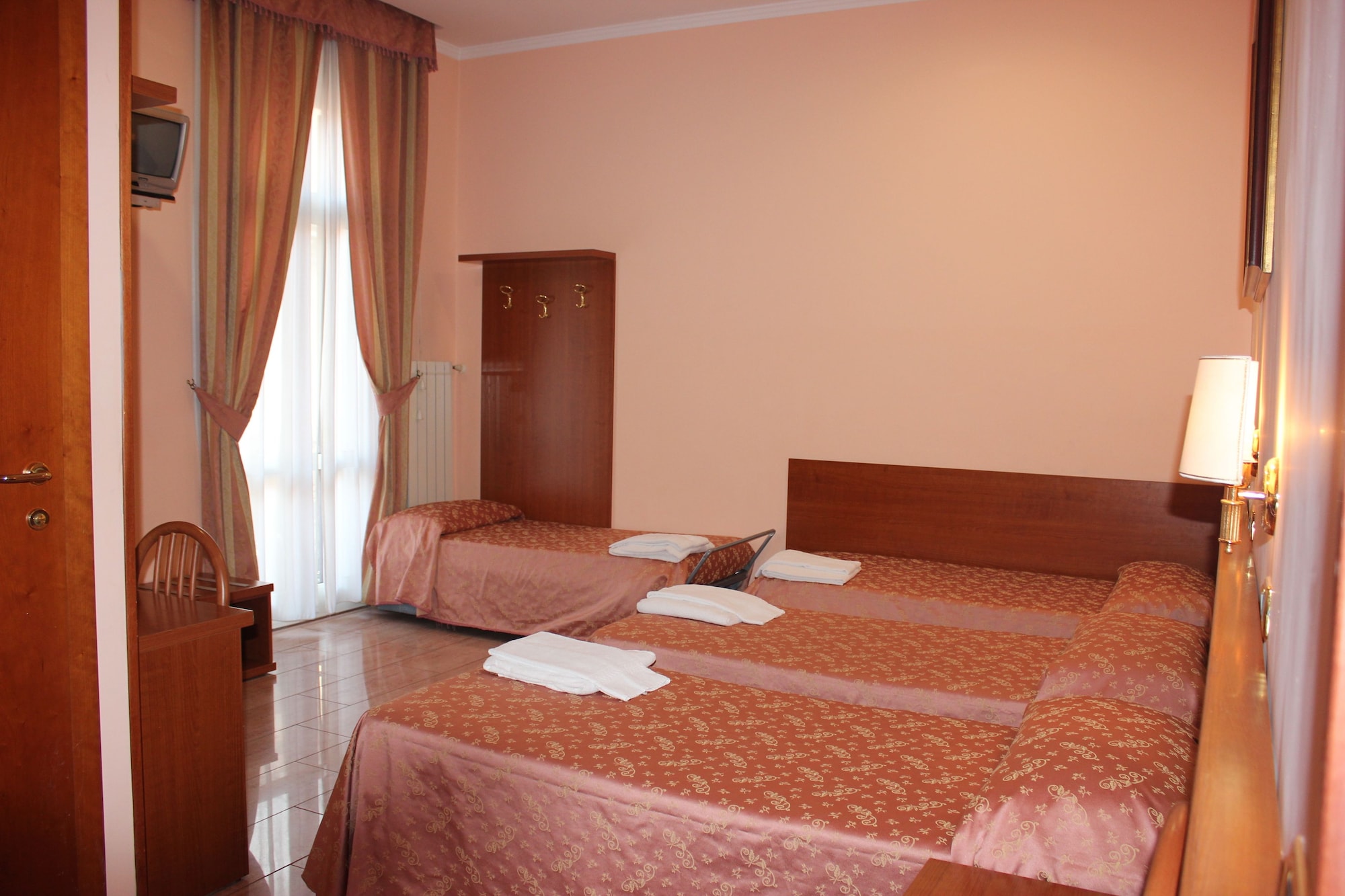ROOM, TRIPLE, PRIVATE BATHROOM