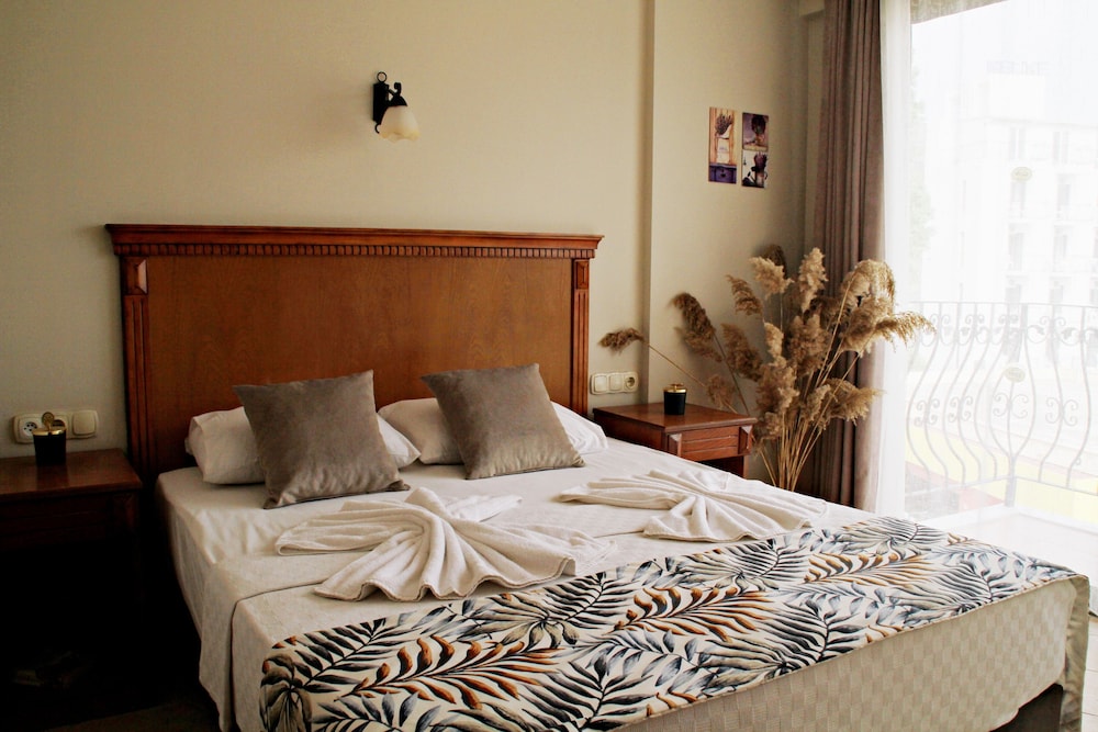 Rosy Suites Hotel 7/50