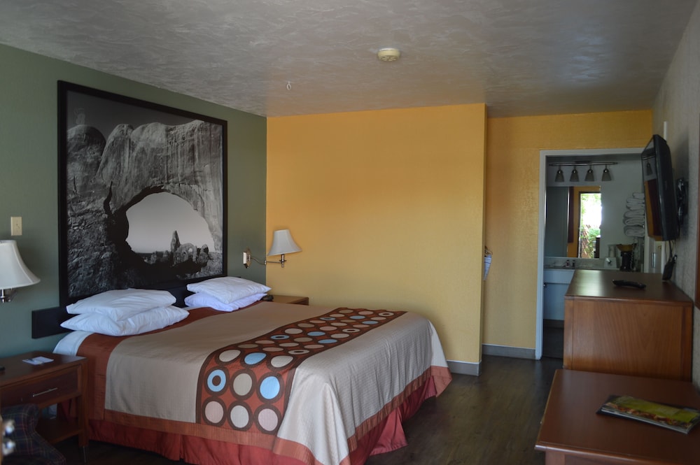 Super 8 By Wyndham St. George UT 6/23