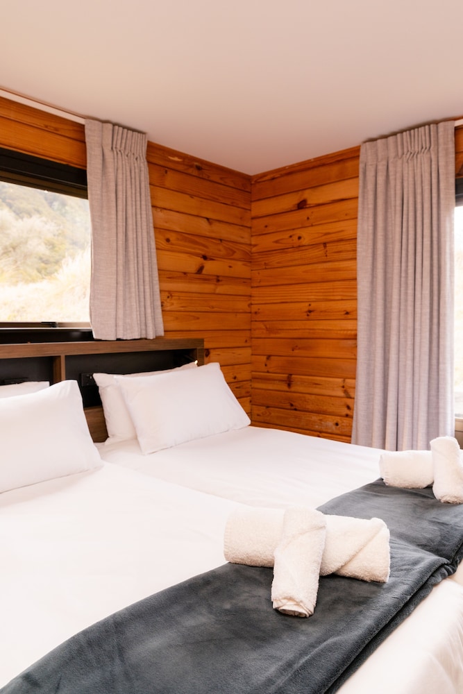 Room, Twin Beds, Shared Bathroom