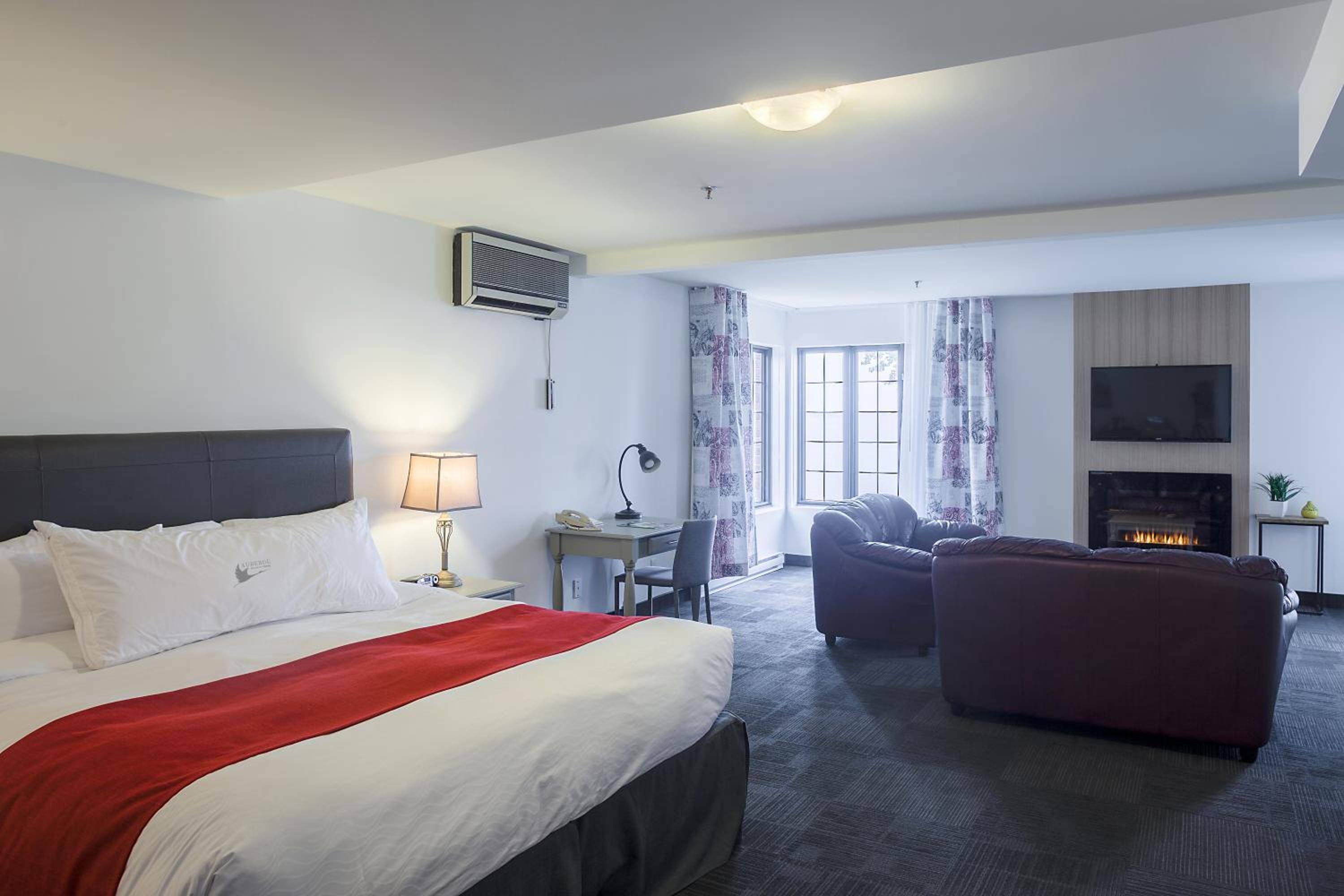 Deluxe, Suite, King Bed, Hot Tub