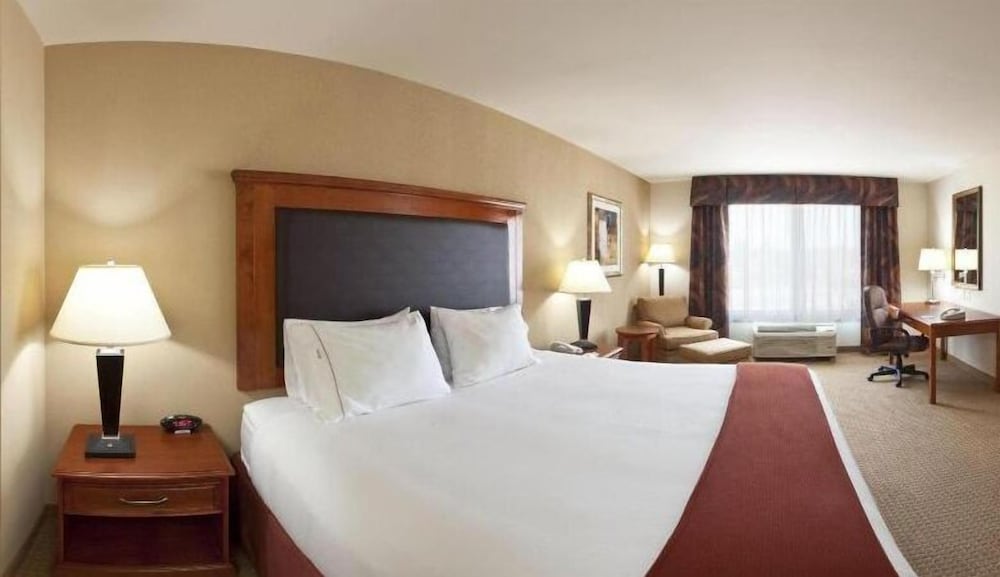 Holiday Inn Express Hotel Suites Latham 37/70