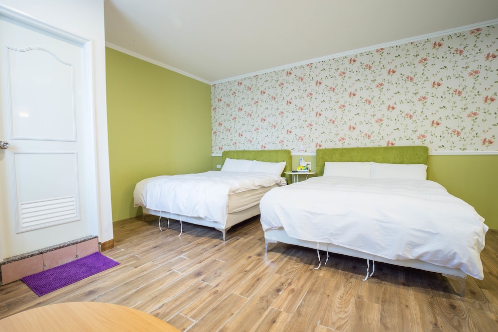 N. Castle Hotel 28/41