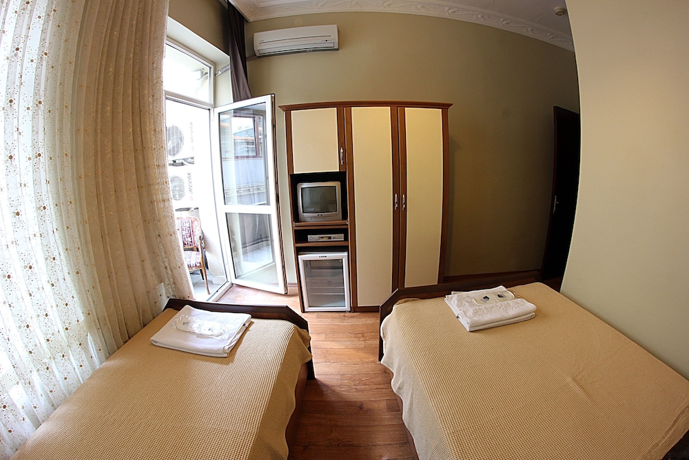 PARADISE HOTEL 27/36