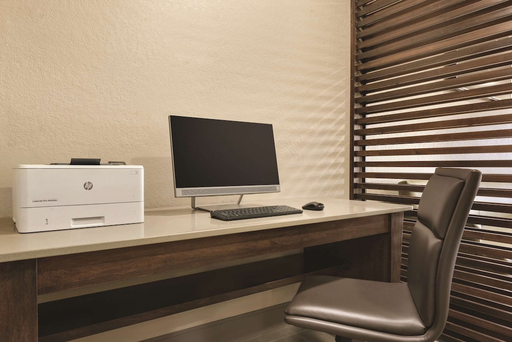 Country Inn and Suites by Radisson Coralville IA 24/26
