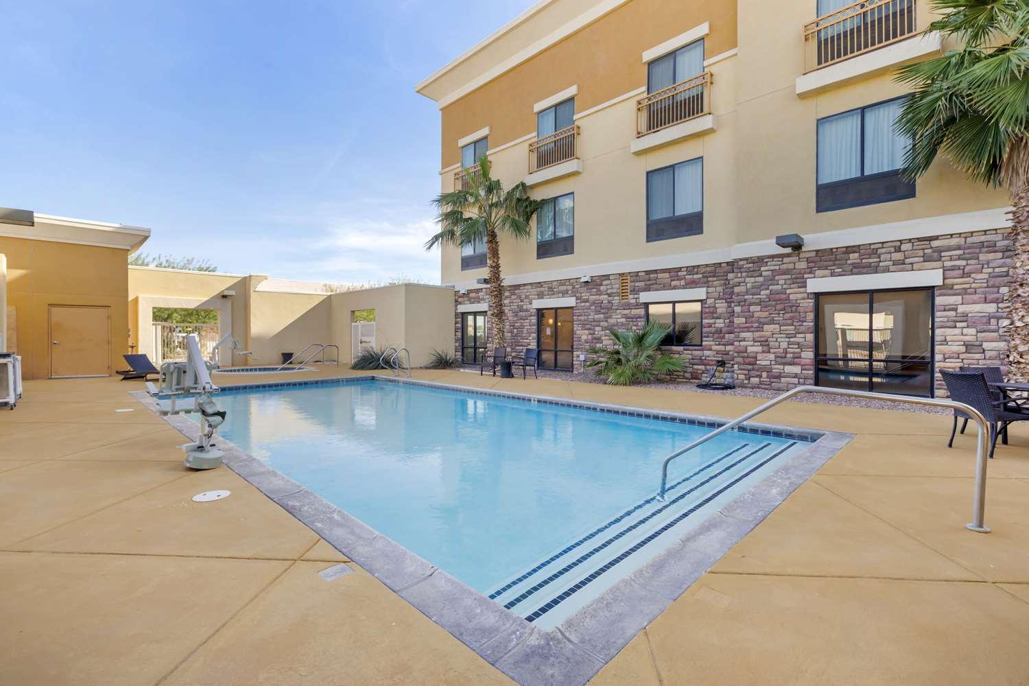 Comfort Suites Blythe, CA 47/49