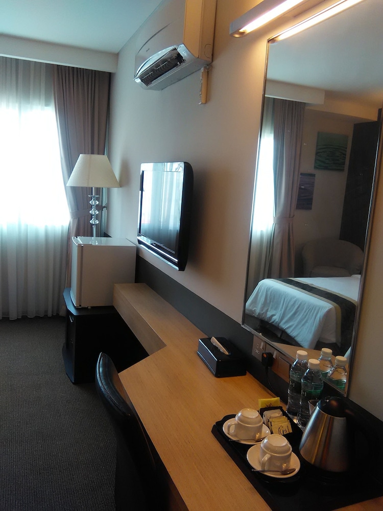 Grand Medallion Hotel 30/48