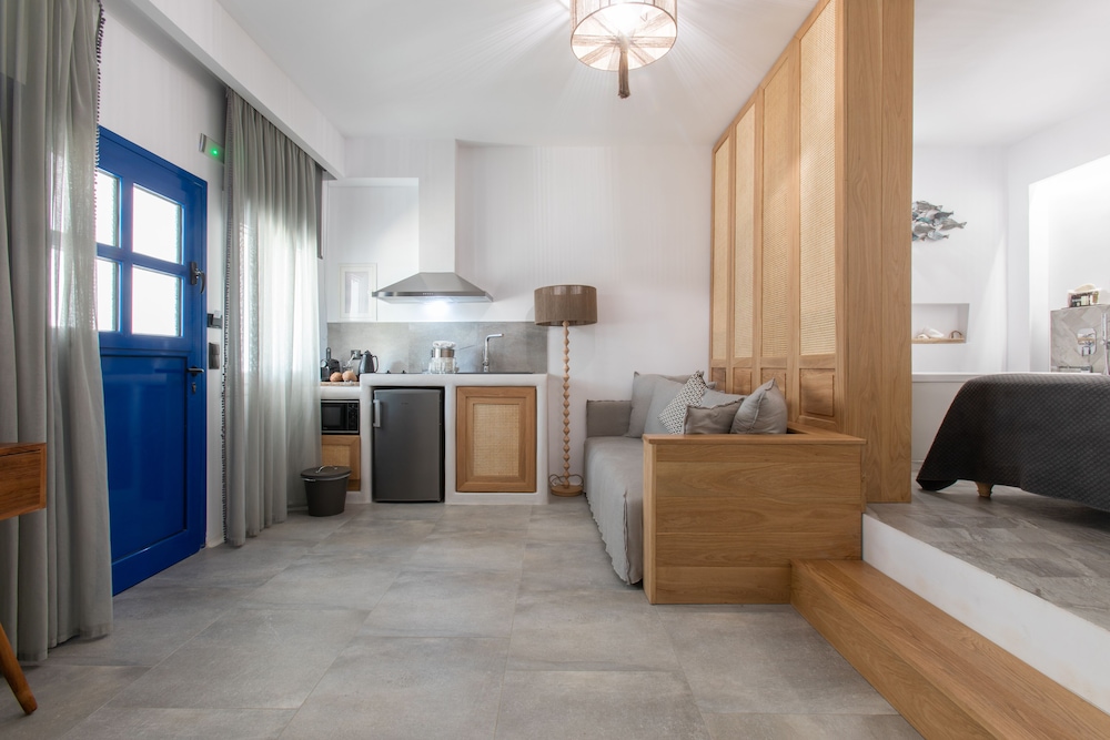 Athina Studios & Suites 7/50