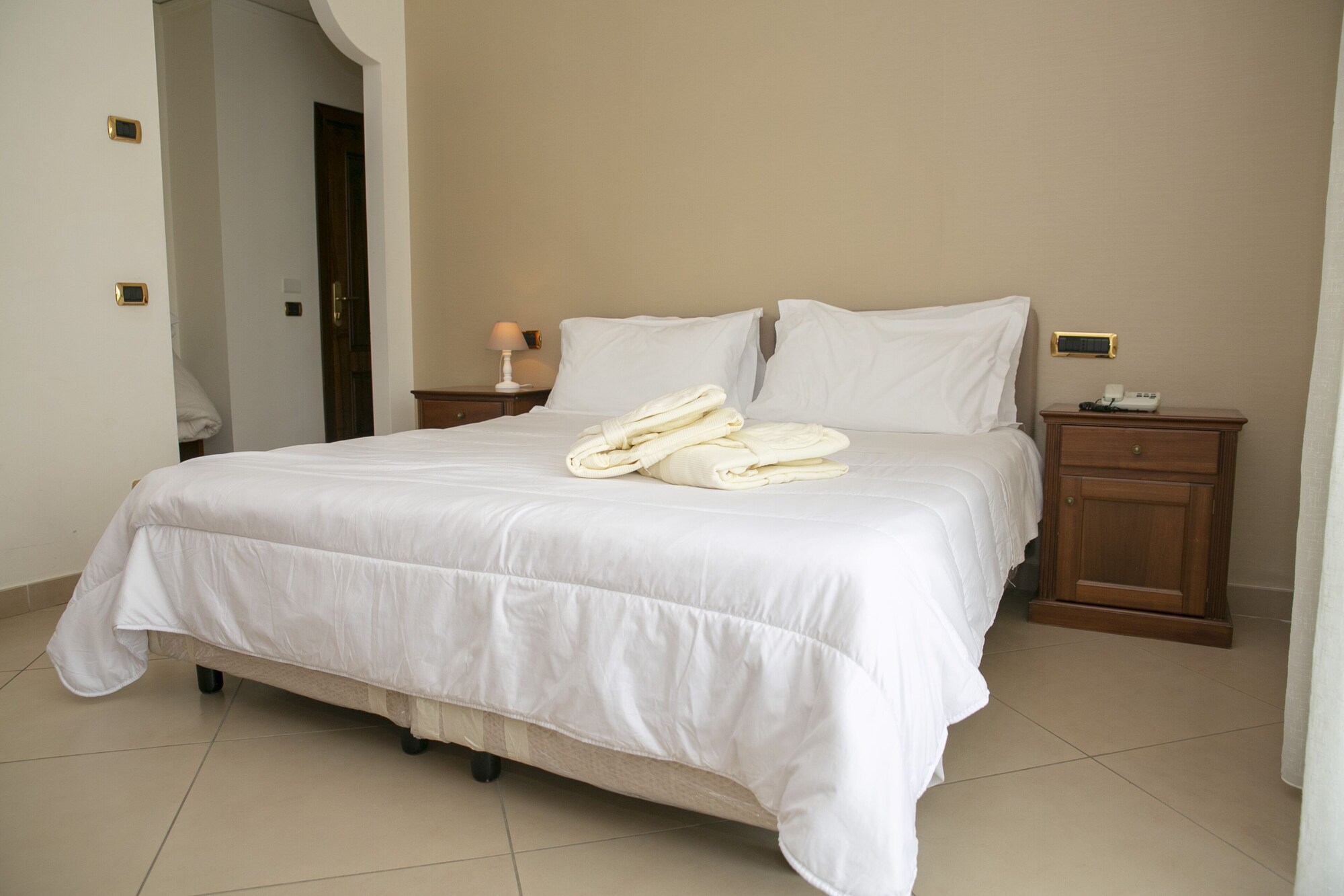 ROOM, QUADRUPLE, MULTIPLE BEDS