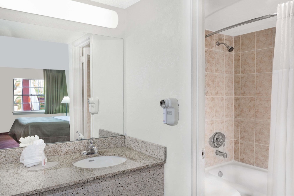 Howard Johnson by Wyndham Ft. Myers FL 8/22