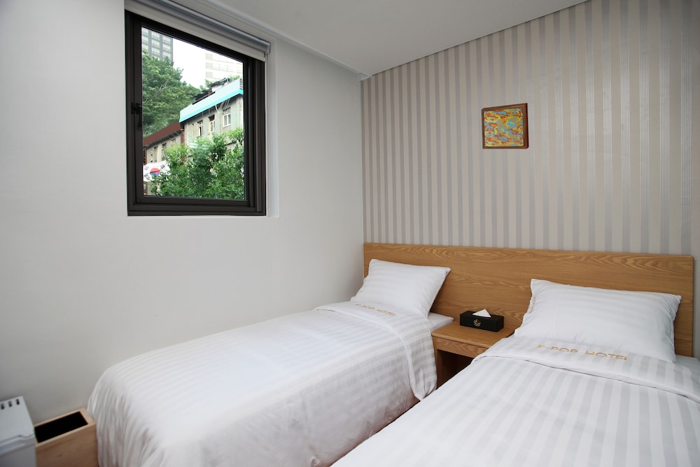 ROOM, TWIN BEDS