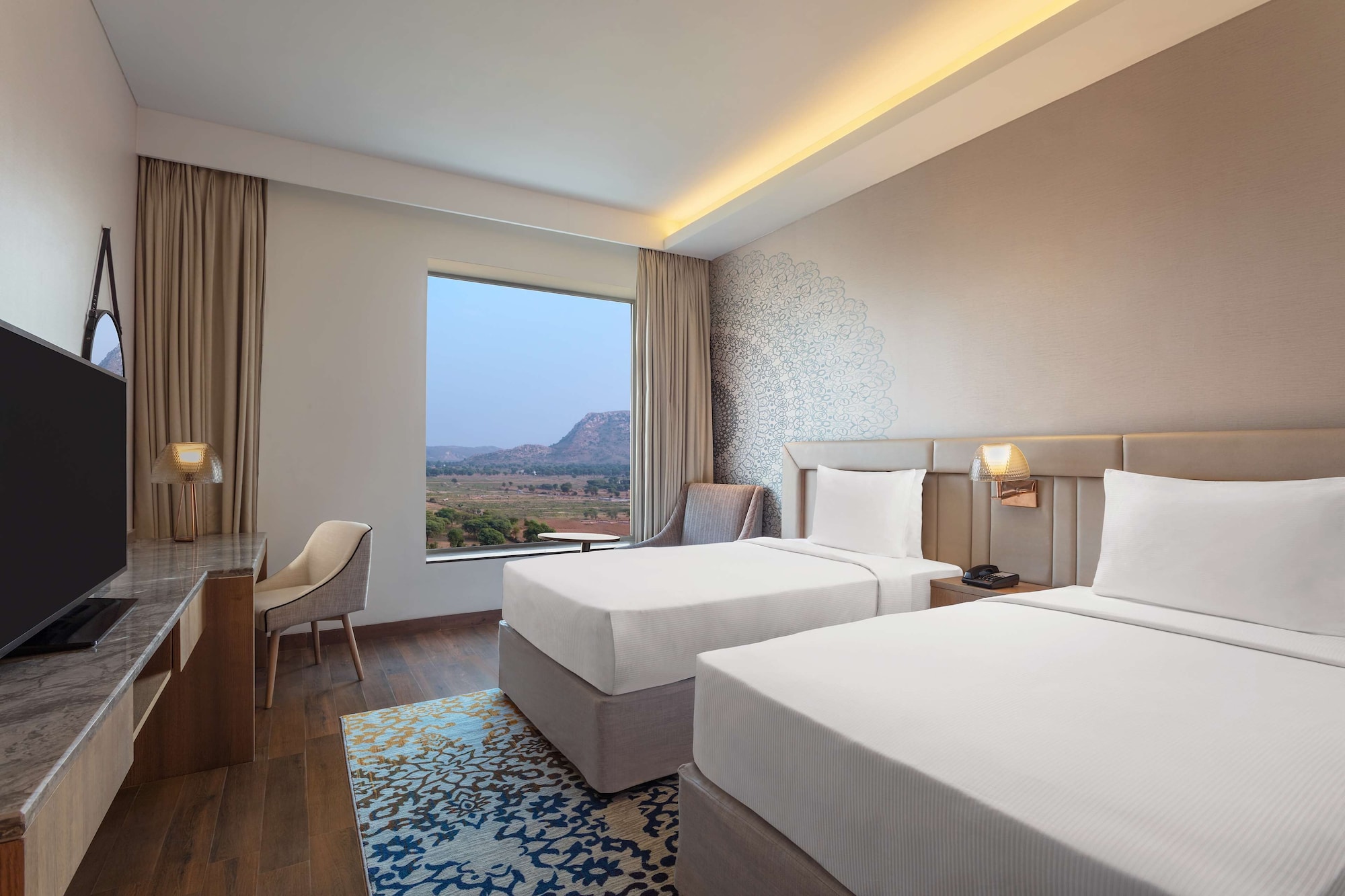DELUXE, TWIN BEDS
