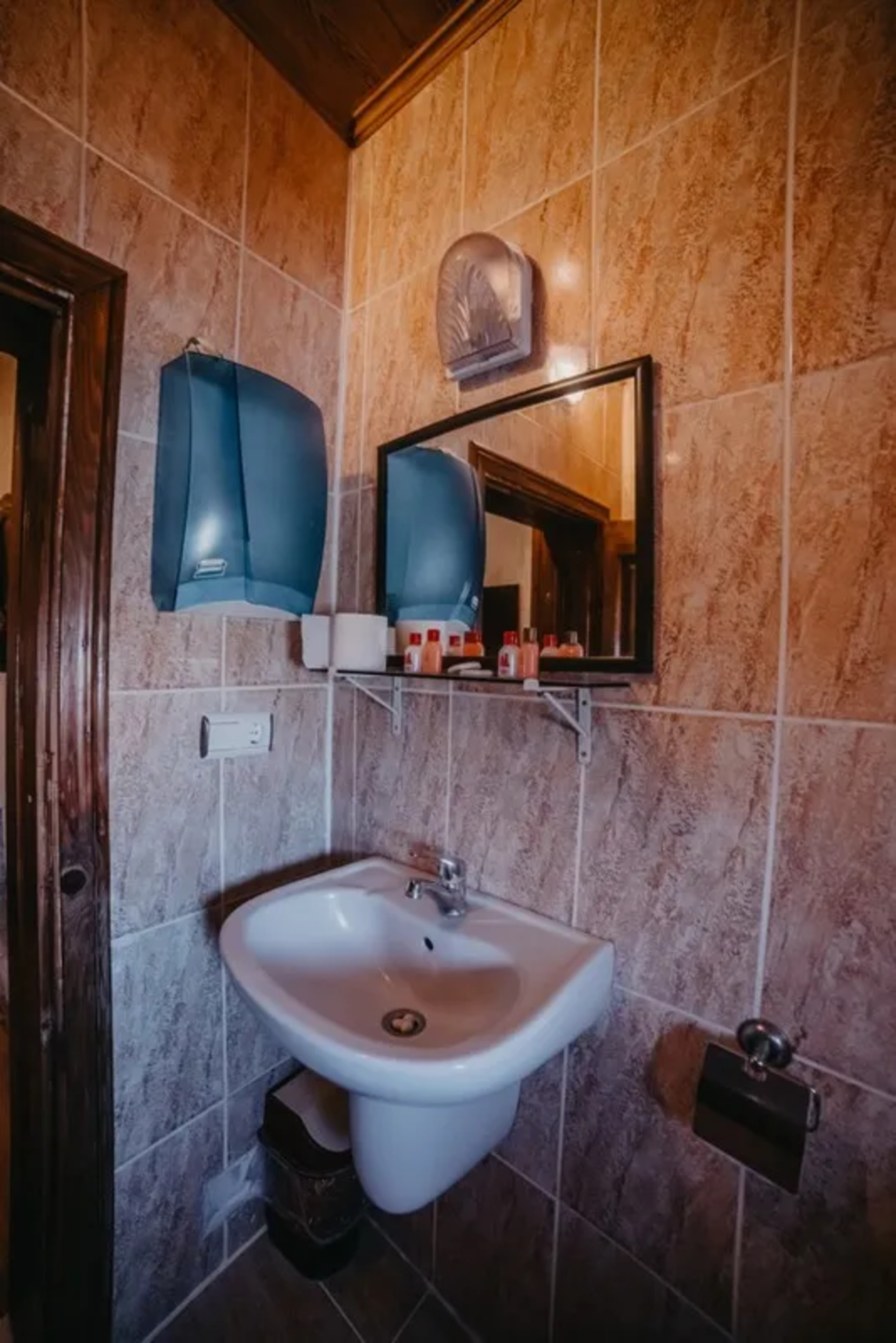 Born Hotel Old House 26/29