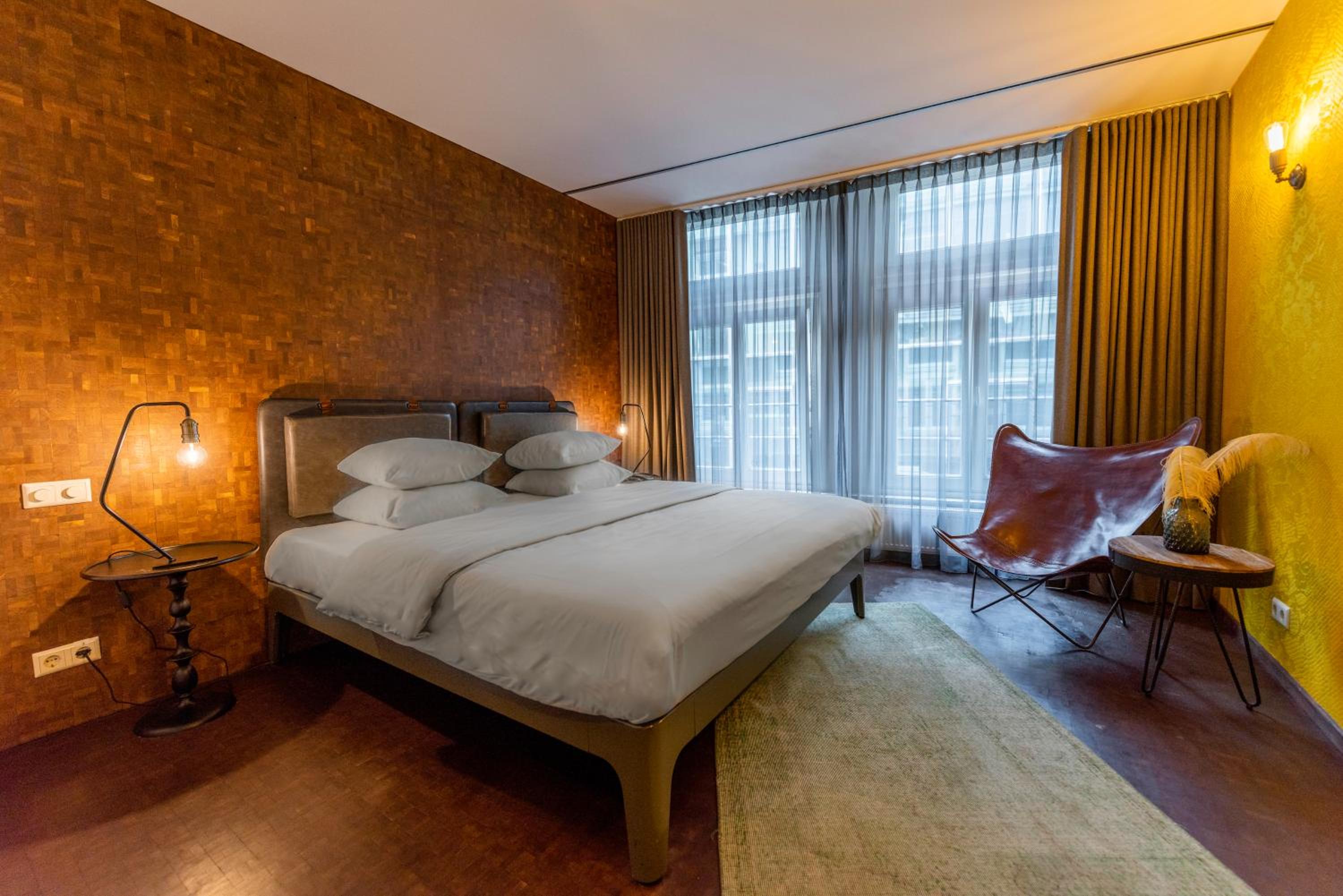 Room at Hotel V Nesplein, AMSTERDAM