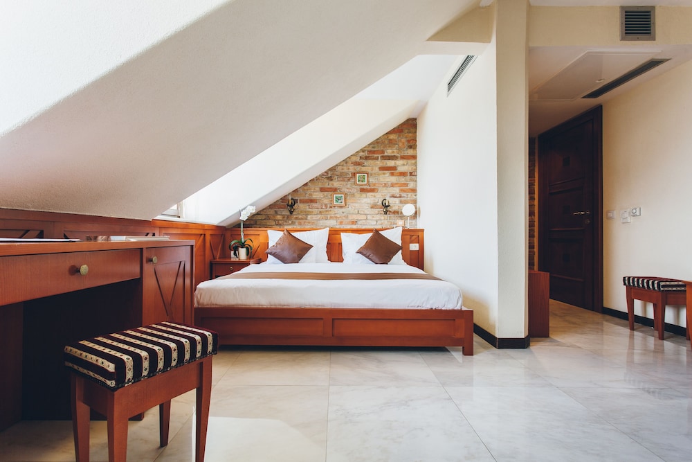 غرفة بسرير كوين بإطلالة على البحر مع أريكة، Eco Hotel Carrubba 2/3