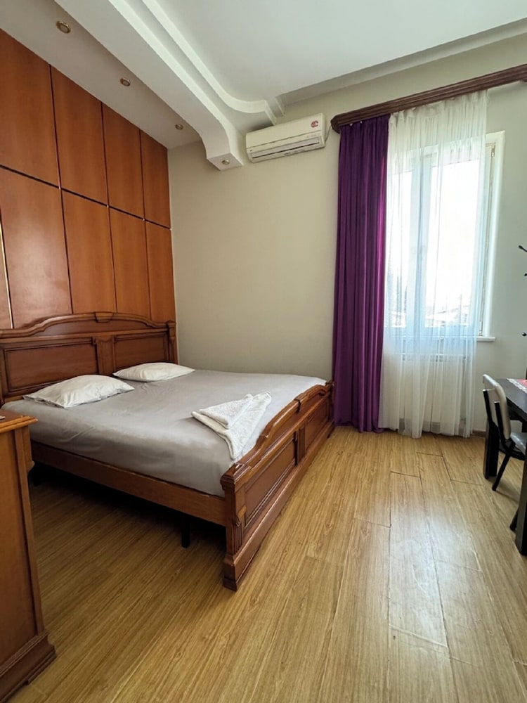 Bella Hotel 7/50