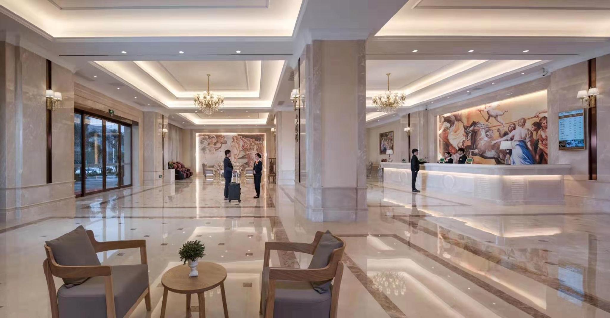 Vienna International Hotel (Huanggang Normal College Ruitian Plaza) 14/39