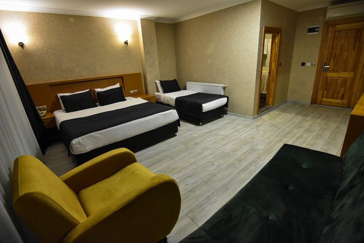 Sandal Hotel 13/45