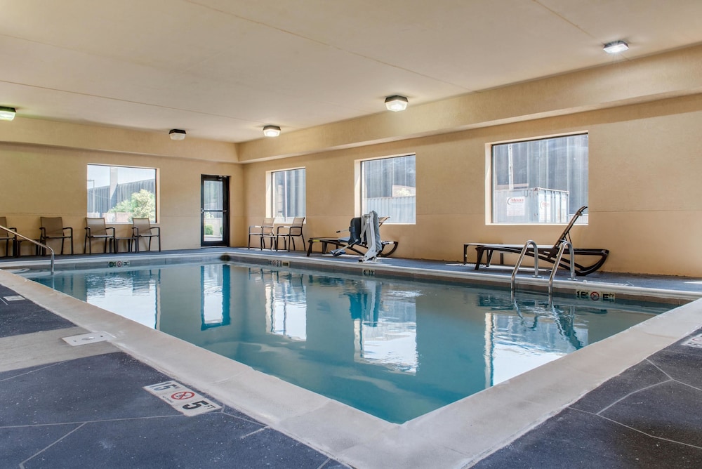 Comfort Suites Louisville Airport 16/35