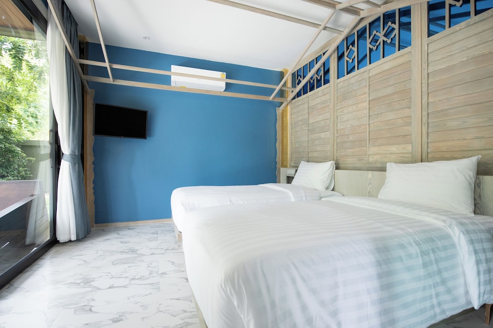 Grand, Pool, Stone, Suite, King and Twin Beds