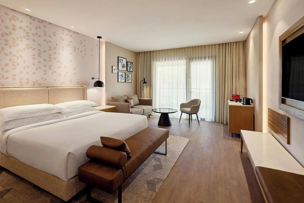 Smart, Guest Room, King Bed, City View, Balcony