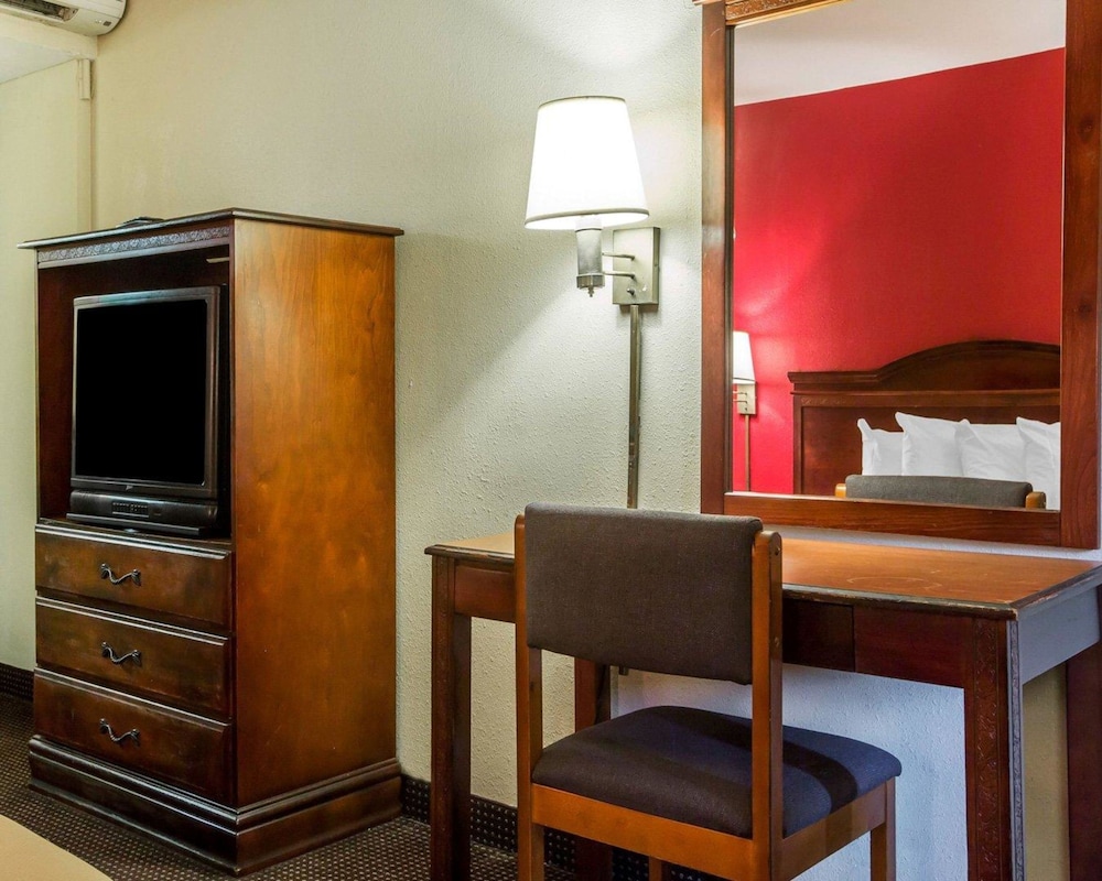 Econo Lodge Atlanta College Park 33/39