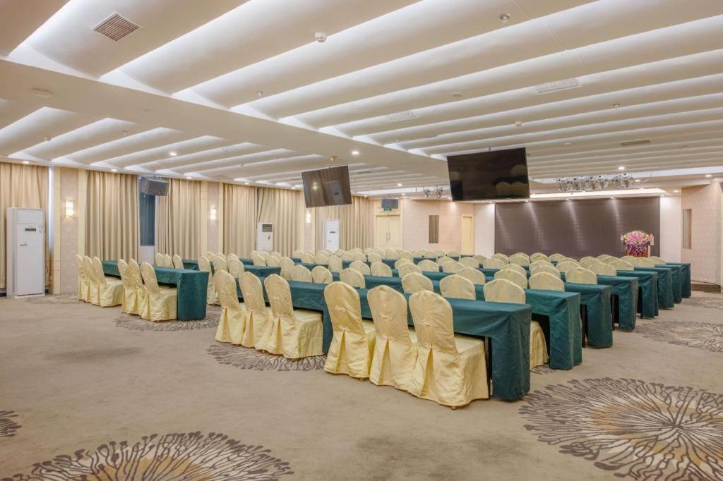 Vienna Hotel Huizhou (Huabianling Square Branch) 43/50