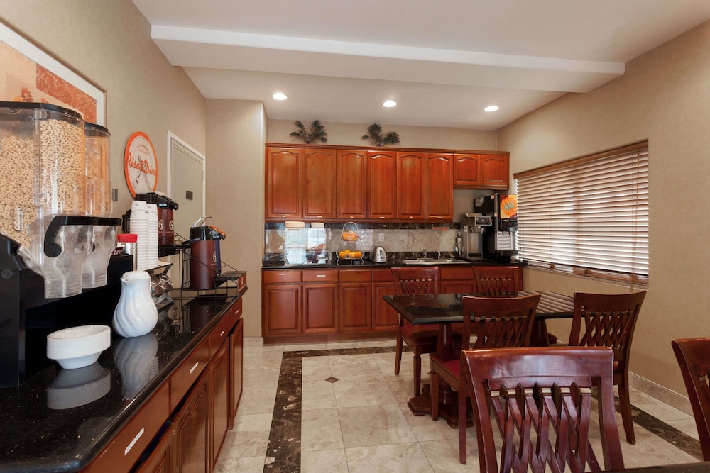 Howard Johnson by Wyndham Pico Rivera Hotel & Suites 20/26
