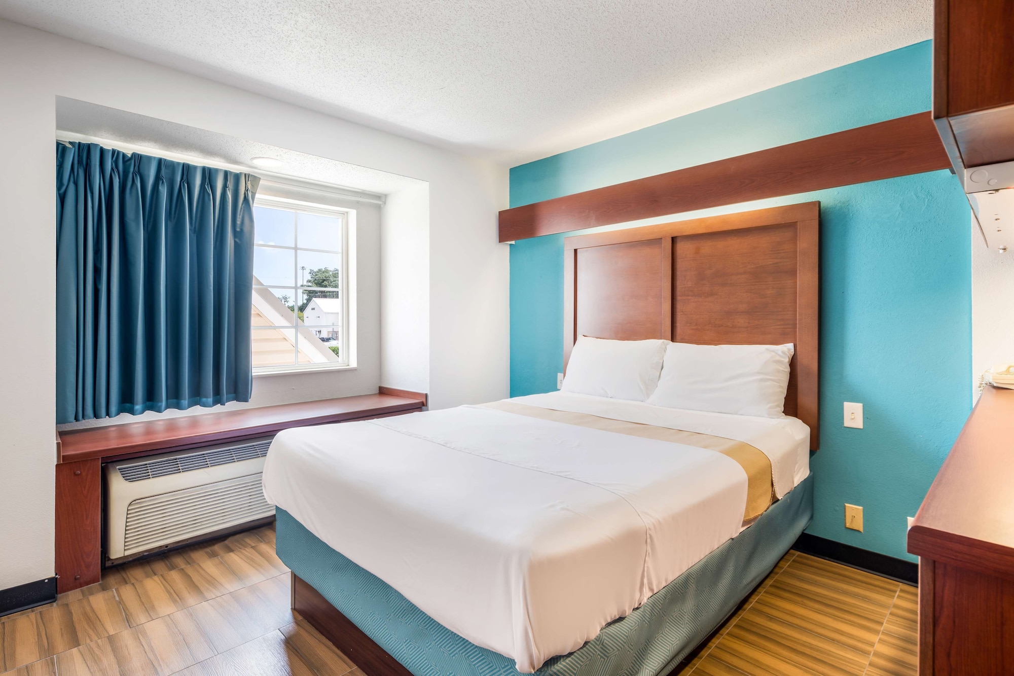 ROOM, QUEEN BED, ACCESSIBLE
