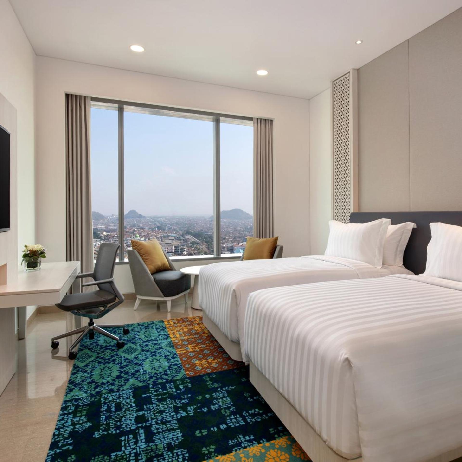 Deluxe, Twin Beds, Mountain and City View