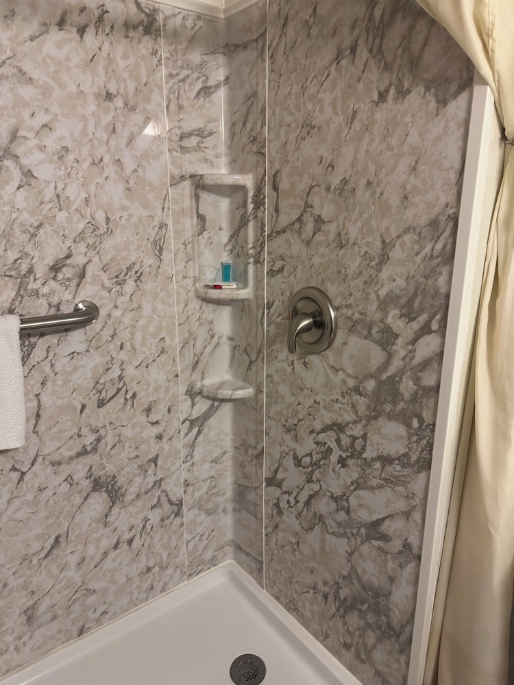Americas Best Value Inn Salina 27/28