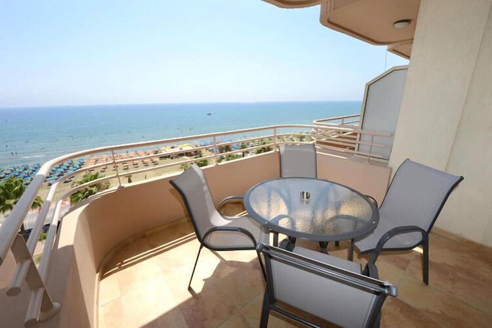 Les Palmiers Beach Hotel 62/69