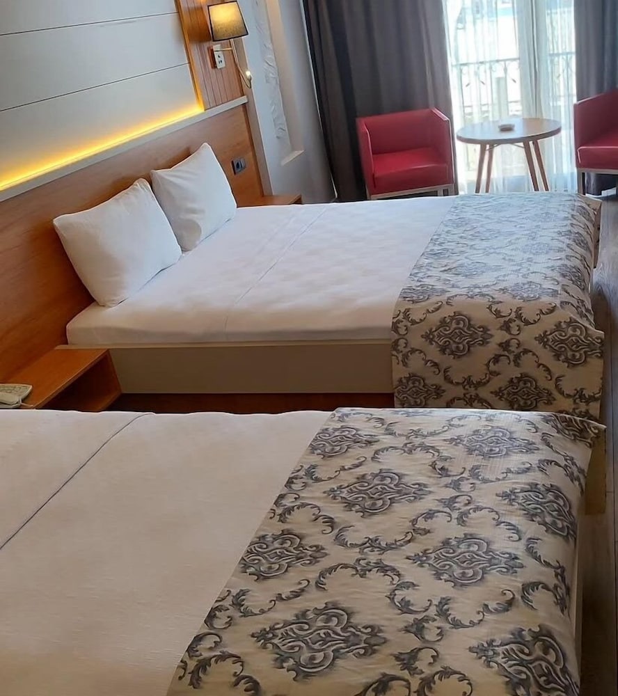 DELUXE, TRIPLE, MULTIPLE BEDS