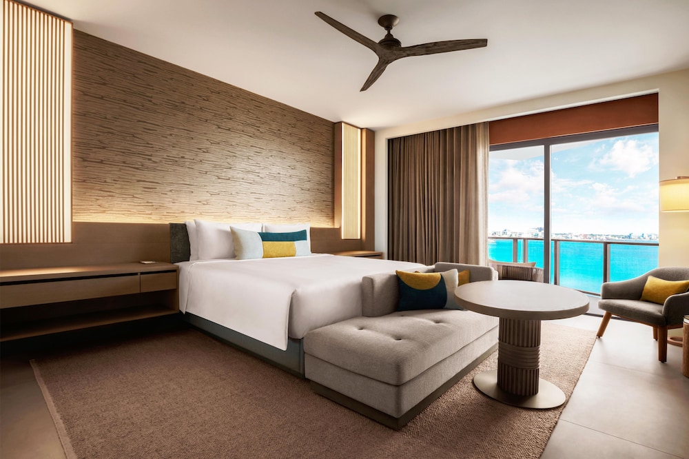 1 Bedroom, Suite, King Bed, Ocean Front, Sofa
