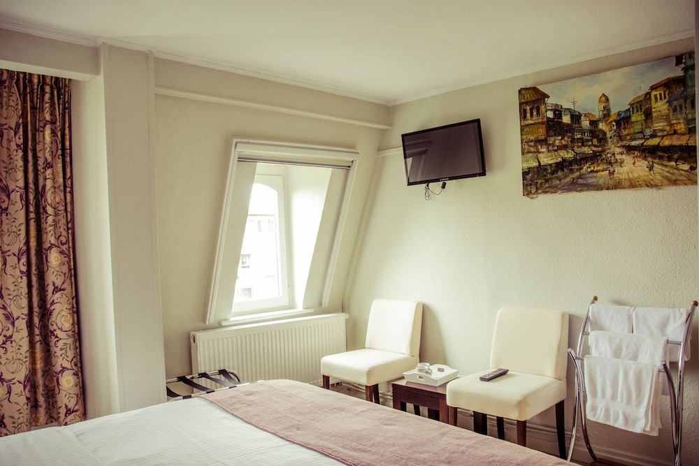 Budget, Double Bed 1/6
