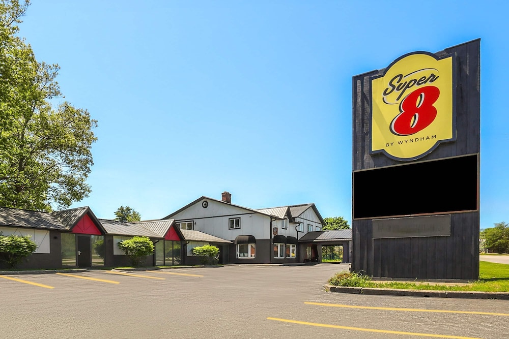 Super 8 by Wyndham Gananoque - Country Squire Resort 83/88