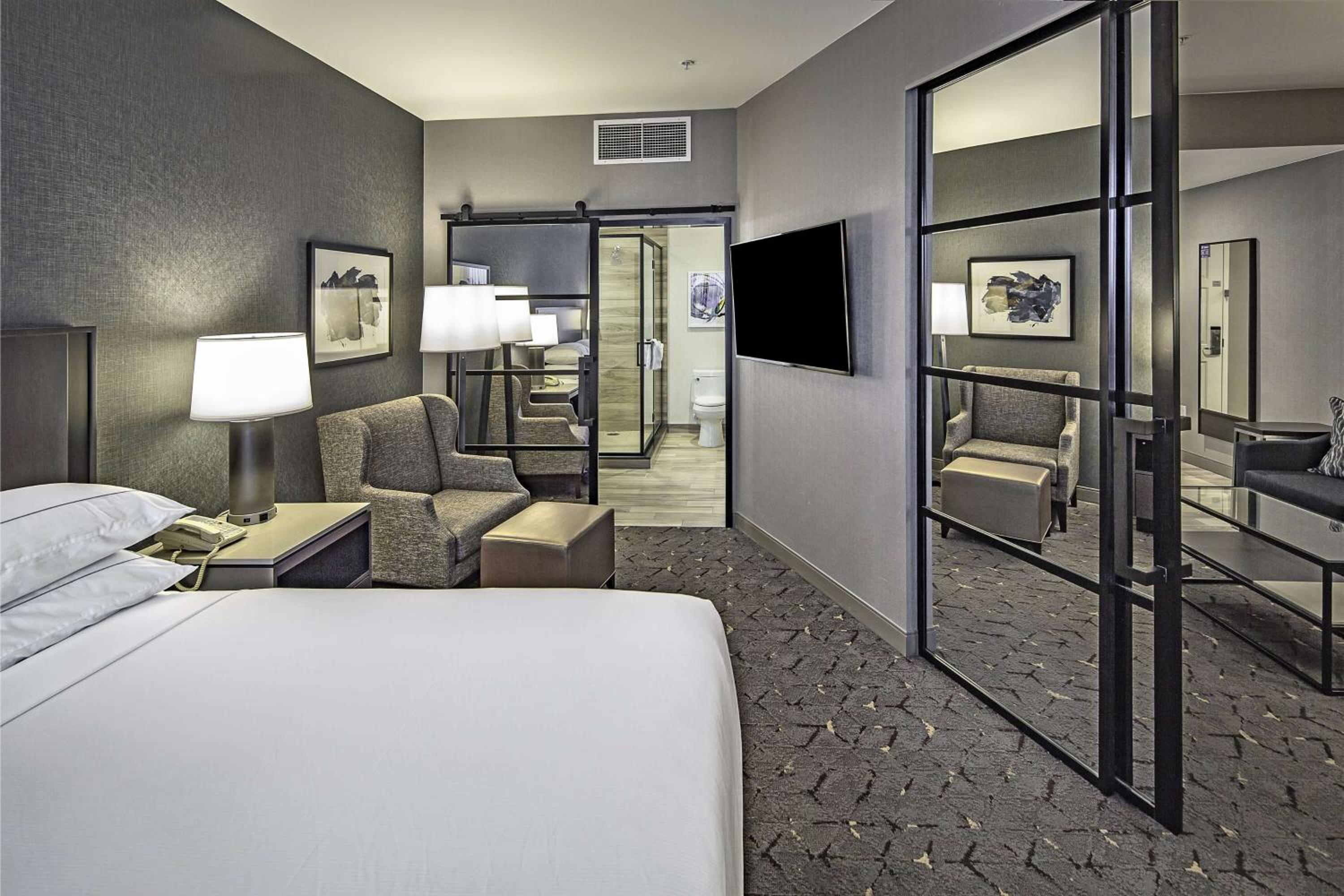1 Bedroom, Suite, King Bed, Sofa