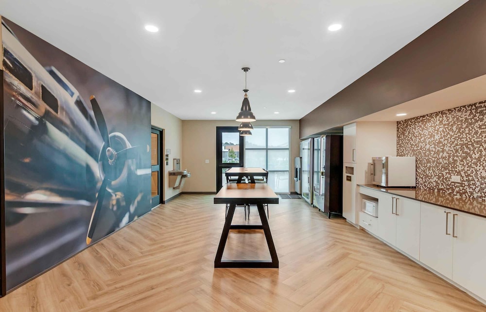 Extended Stay America Premier Suites- Jacksonville - Airport 18/40