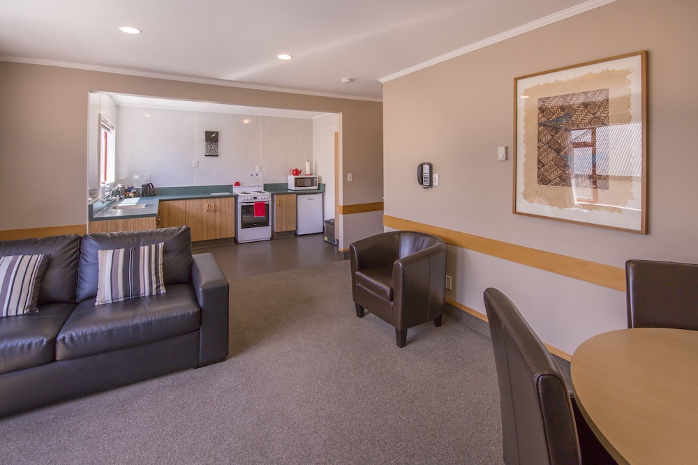 Amross Court Motor Lodge 38/50